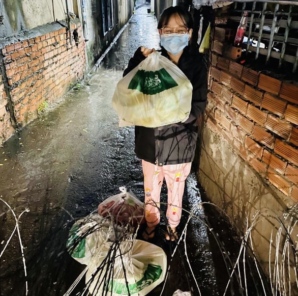 Sinh viên &quot;mắc kẹt&quot; tại TP.HCM: Truyền bí kíp ăn mì không nổi mụn, động viên nhau &quot;chiến đấu với Cô Vi&quot; - Ảnh 4.