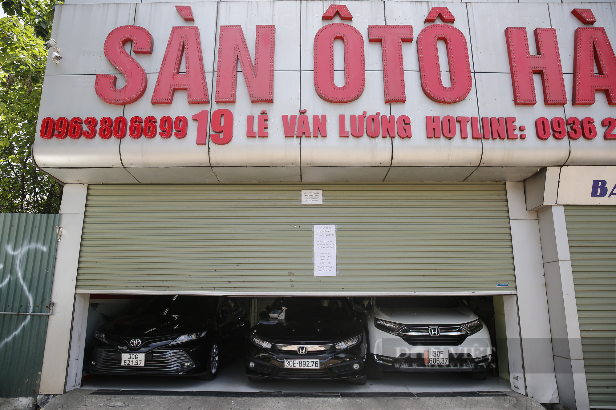 Hàng loạt showroom ô tô tại Hà Nội 'cửa đóng then cài' vì dịch Covid-19 - Ảnh 8.