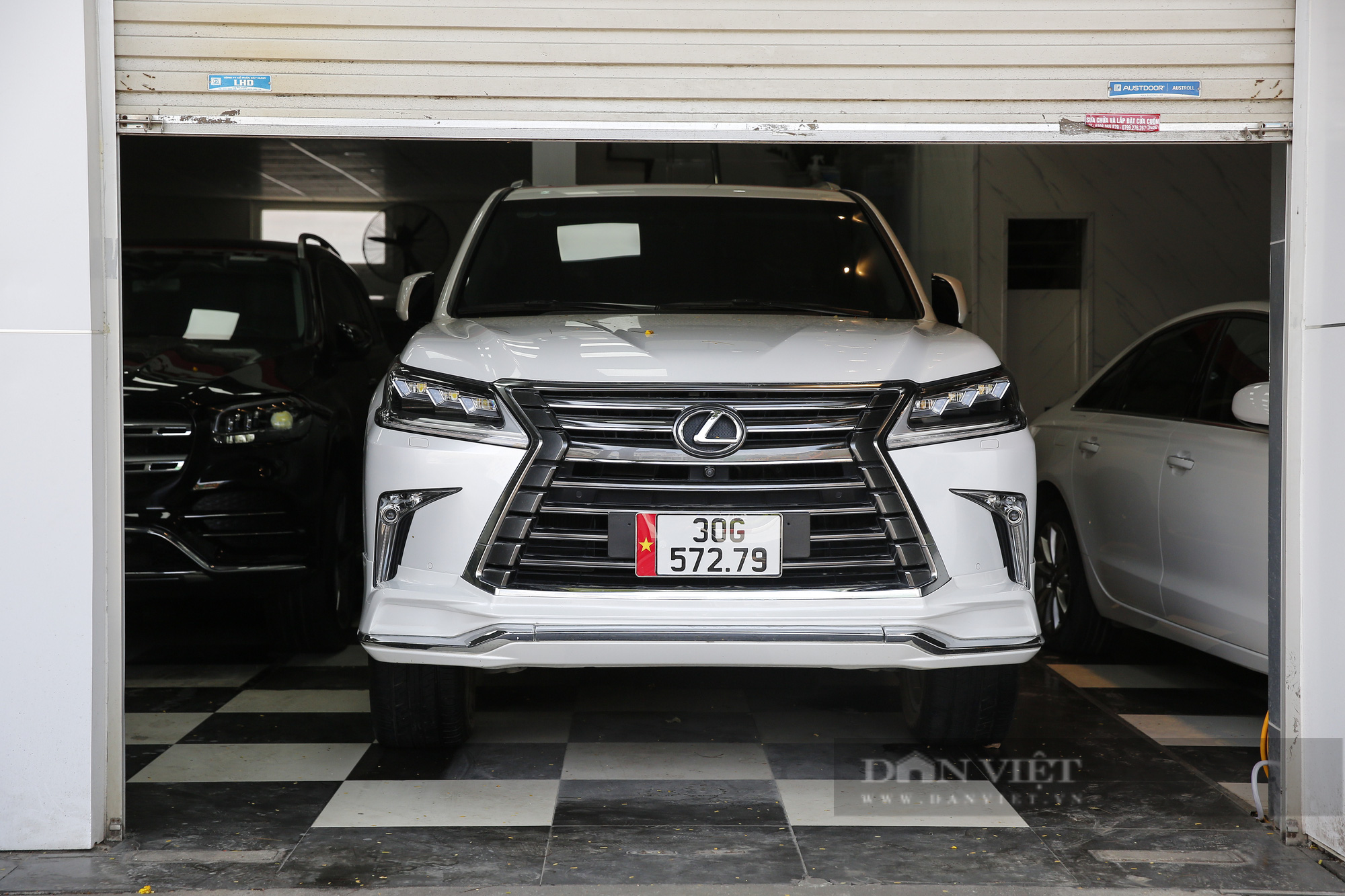 Hàng loạt showroom ô tô tại Hà Nội 'cửa đóng then cài' vì dịch Covid-19 - Ảnh 9.