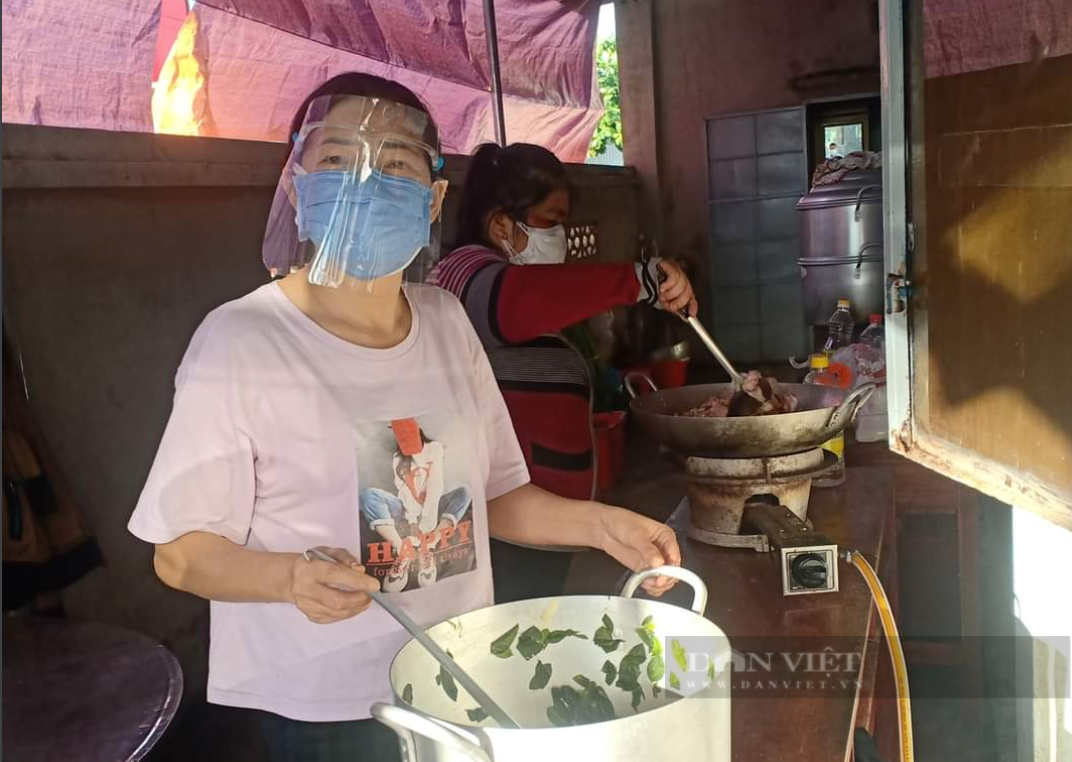 Đồng Nai: Bếp ăn đỏ lửa mỗi ngày nấu cơm ngon hỗ trợ tuyến đầu chống dịch - Ảnh 1.