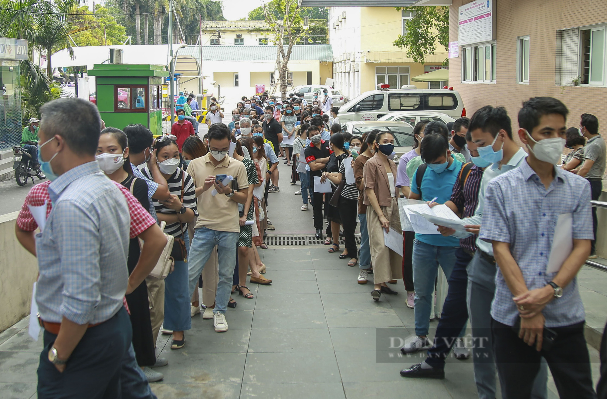 Hà Nội: Hàng trăm người chen chân đến Bệnh viện E chờ tiêm phòng vắc xin Covid-19 - Ảnh 5.