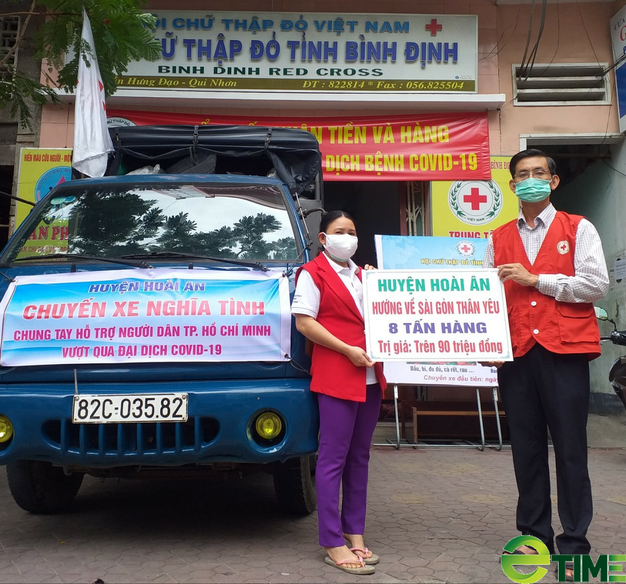 Bà con Bình Định gói ghém &quot;quà quê&quot; rau trứng, củ quả... gửi vào TP.HCM thân yêu - Ảnh 3.