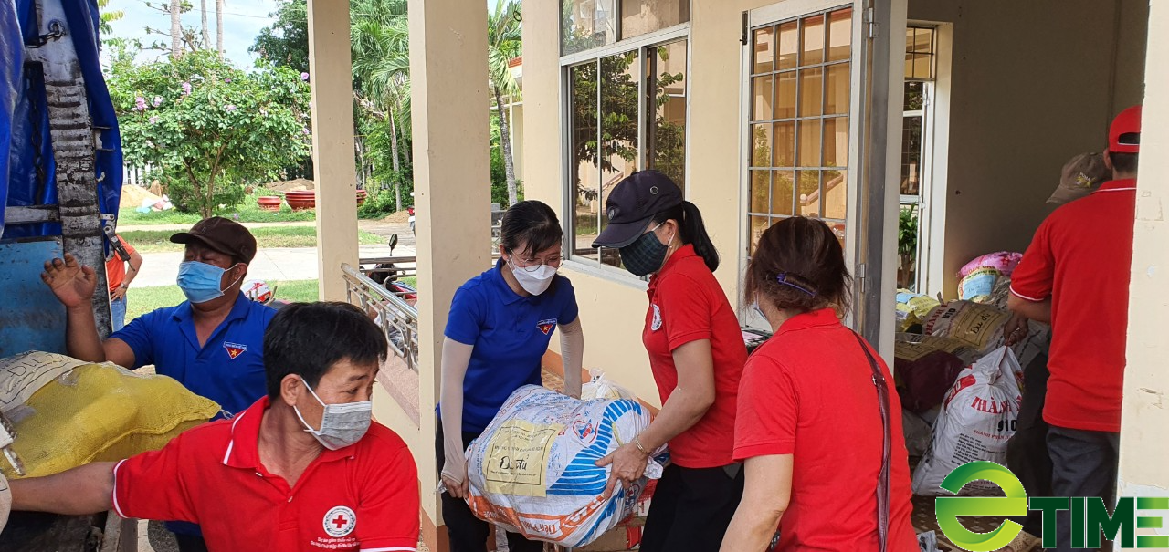 Bà con Bình Định gói ghém &quot;quà quê&quot; rau trứng, củ quả... gửi vào TP.HCM thân yêu - Ảnh 4.