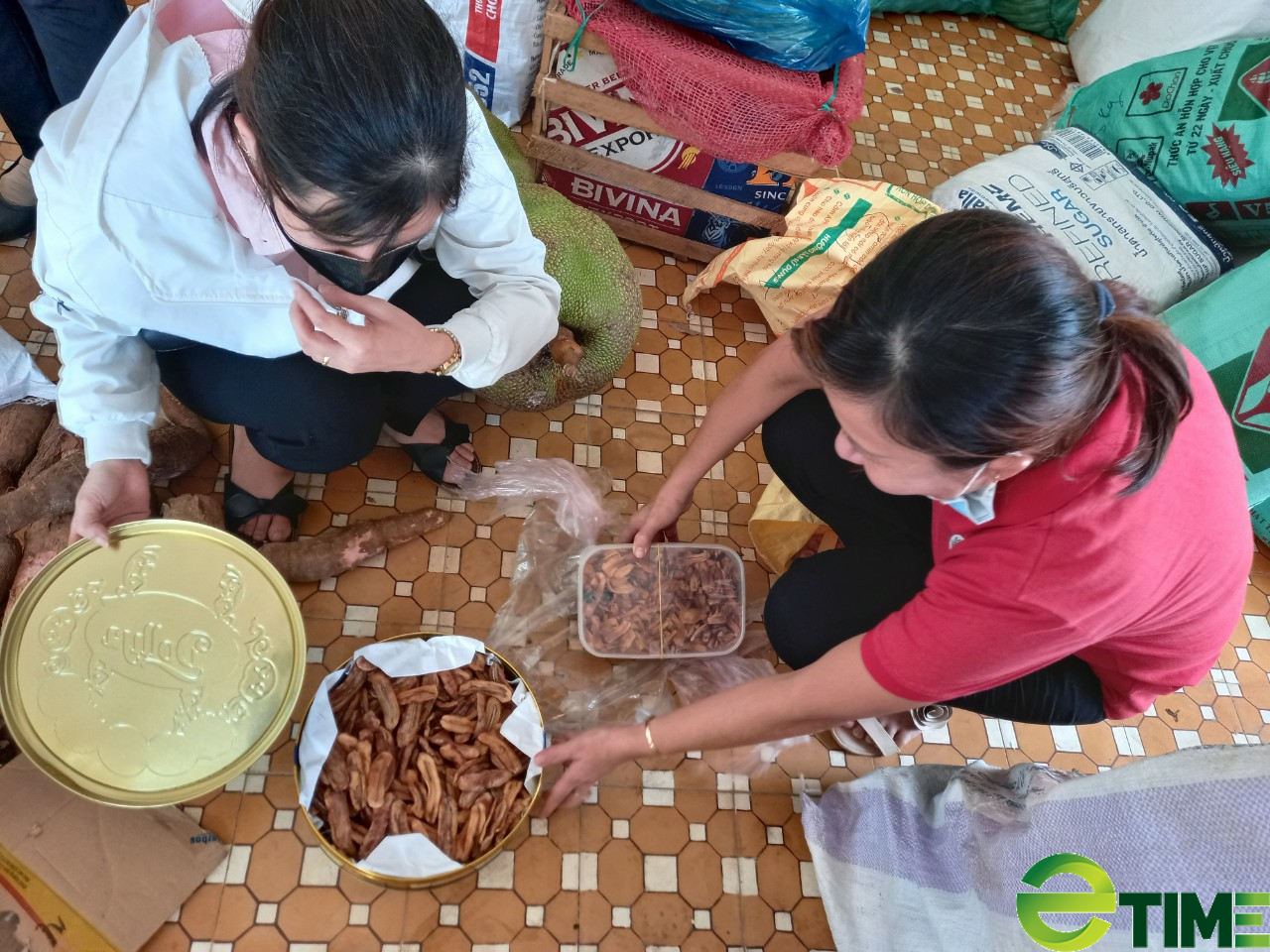 Bà con Bình Định gói ghém &quot;quà quê&quot; rau trứng, củ quả... gửi vào TP.HCM thân yêu - Ảnh 6.