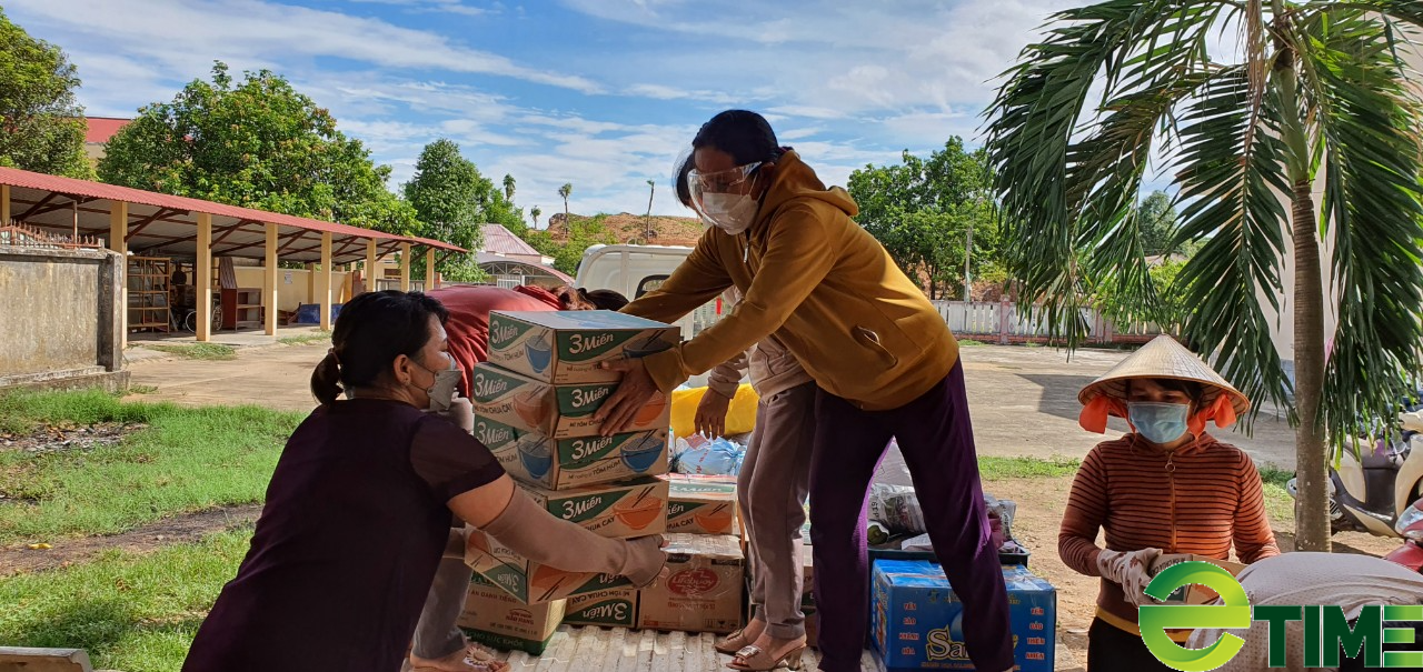 Bà con Bình Định gói ghém &quot;quà quê&quot; rau trứng, củ quả... gửi vào TP.HCM thân yêu - Ảnh 11.