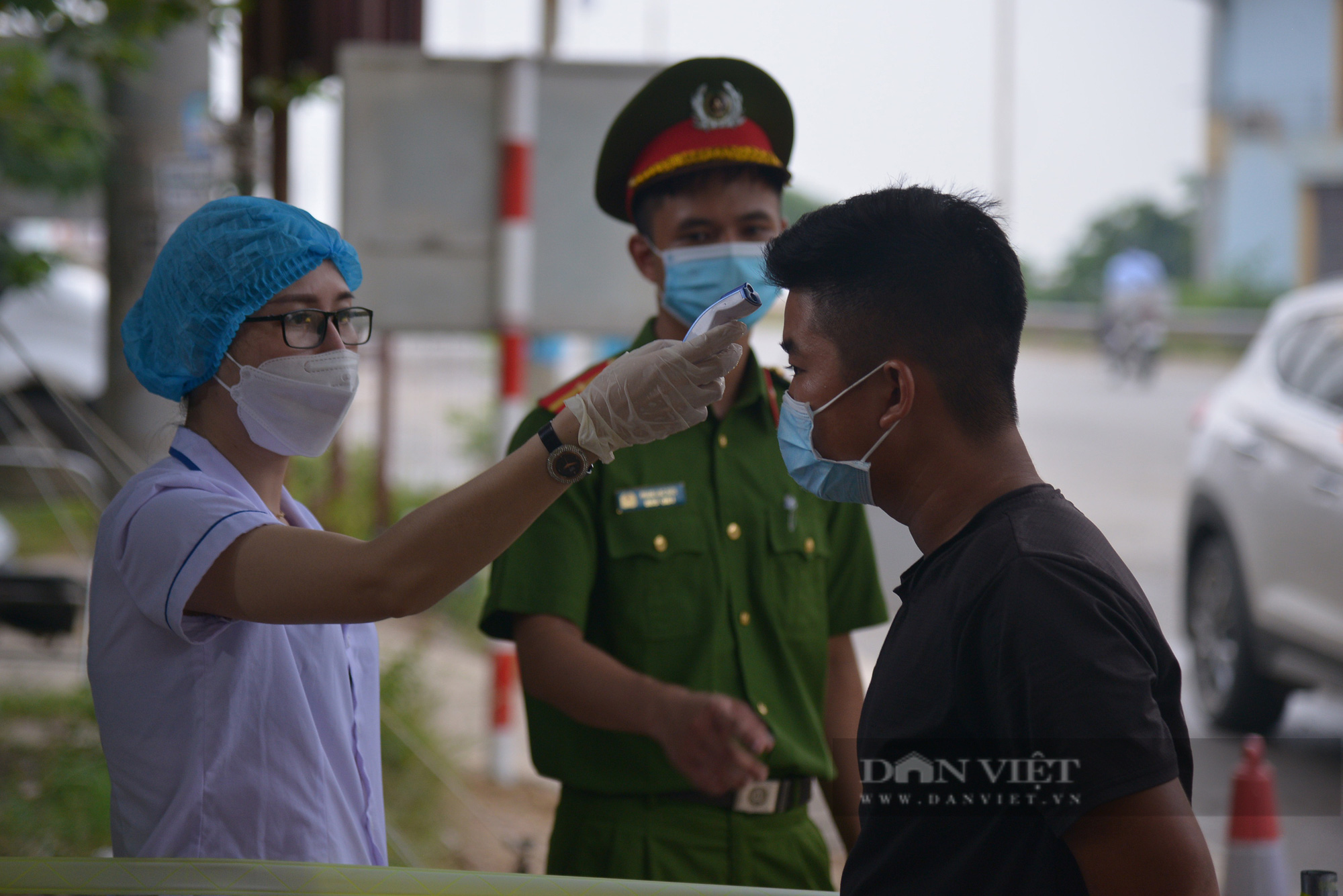 Người dân Hà Nội nhường nhà, &quot;tiếp tế&quot; cơm, nước uống chia sẻ với lực lượng làm nhiệm vụ phòng, chống dịch - Ảnh 3.