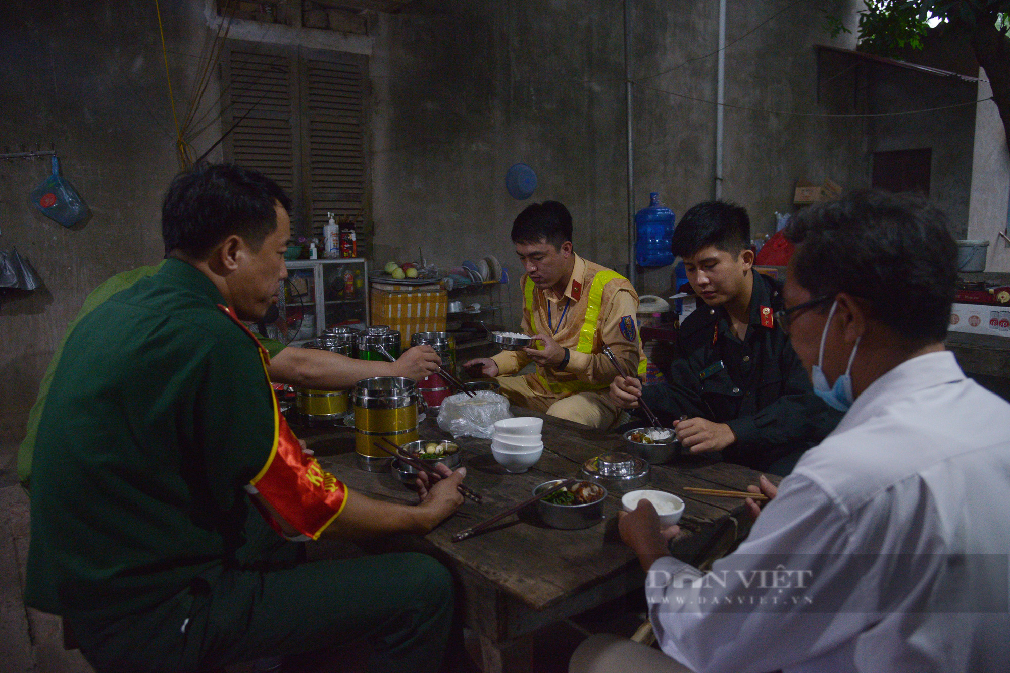 Người dân Hà Nội nhường nhà, &quot;tiếp tế&quot; cơm, nước uống chia sẻ với lực lượng làm nhiệm vụ phòng, chống dịch - Ảnh 12.