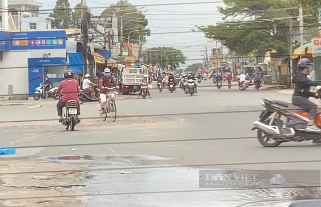 Đồng Nai: Trảng Dài &quot;khẩn&quot; phát phiếu đi chợ sau nhiều ngày người dân ồ ạt kéo nhau ra đường dù đang phong tỏa  - Ảnh 2.