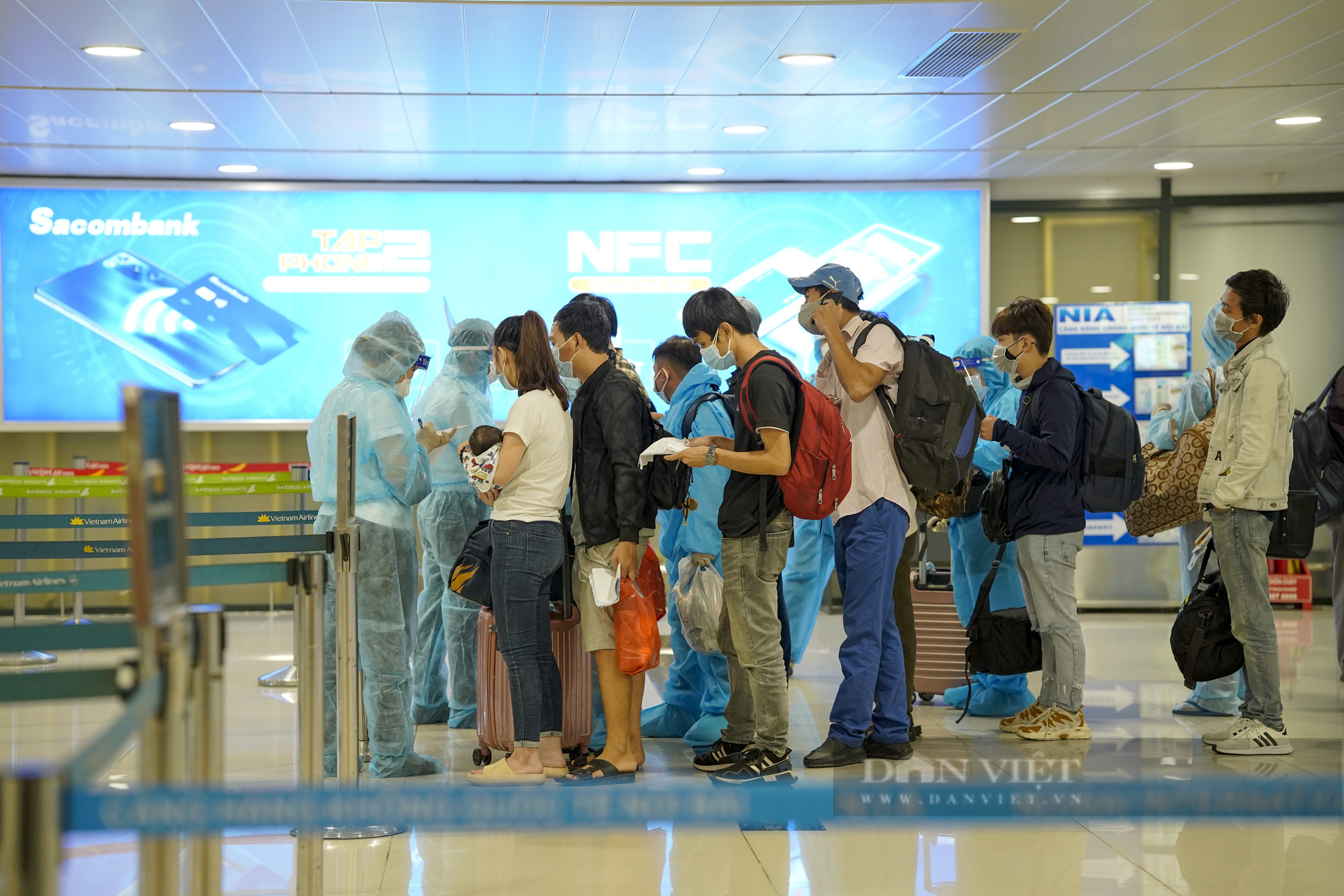 Người từ TP.HCM về Hà Nội được xe buýt đưa đến khu cách ly tập trung - Ảnh 1.