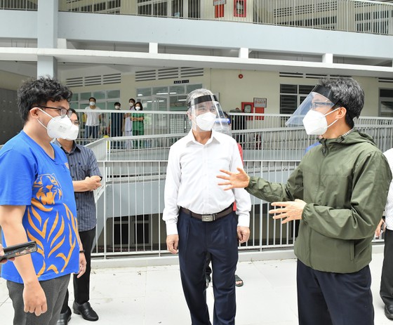 Phó Thủ tướng Vũ Đức Đam: Cách ly phải nghiêm ngặt, không để lỏng lẻo đi lại giao lưu bên trong - Ảnh 3.