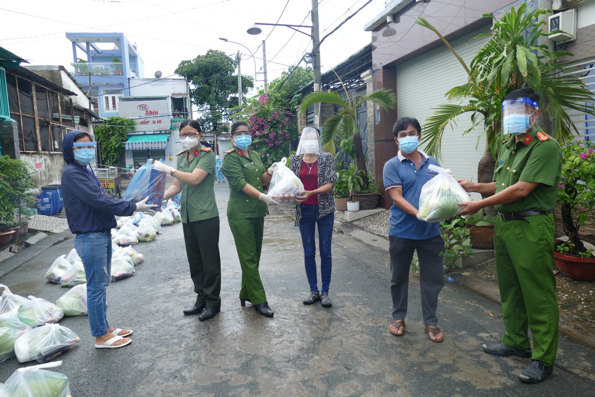 Công an TP.Thủ Đức tặng quà bà con khu cách ly - Ảnh 3.