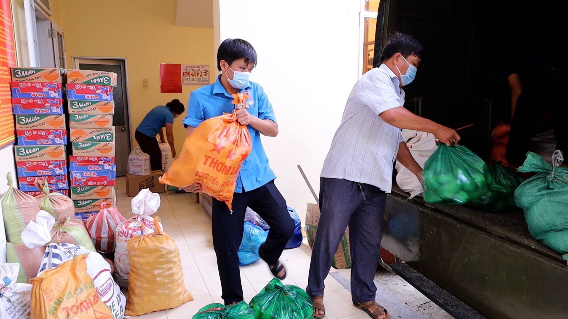 Khánh Hòa: Hơn 1 tấn rau củ quả được hỗ trợ cho người dân gặp - Ảnh 2. Khánh Hòa: Hơn 1 tấn rau củ quả được hỗ trợ cho người dân gặp - Ảnh 2.