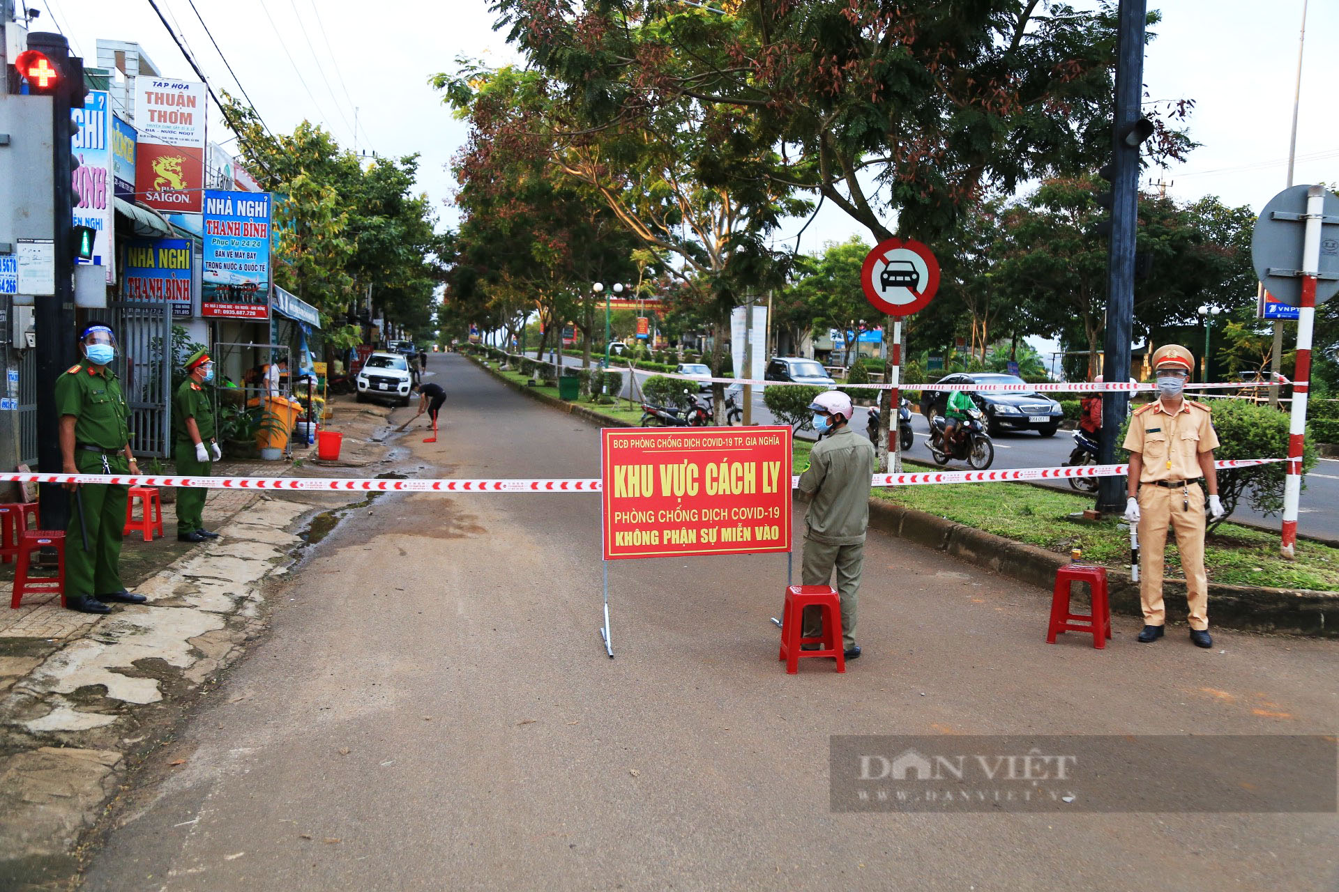 Đắk Nông xuất hiện ổ dịch Covid-19 chưa rõ nguồn lây, phong tỏa toàn bộ TP.Gia Nghĩa, xét nghiệm xuyên đêm - Ảnh 1.