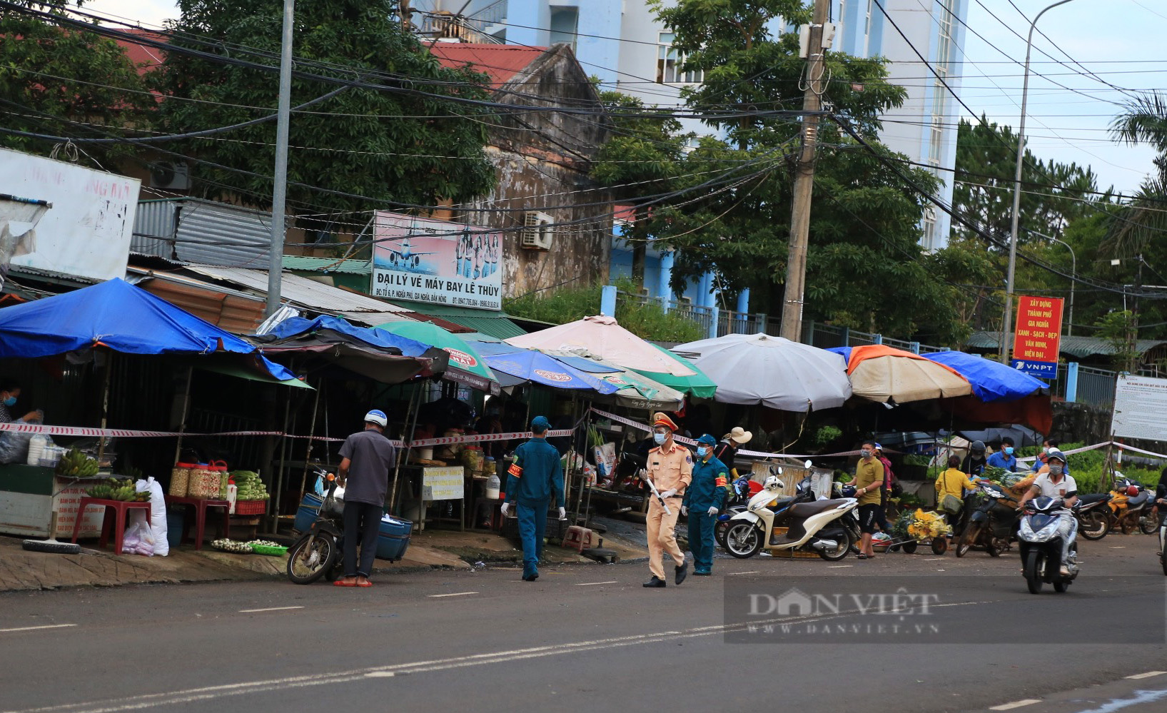 Đắk Nông xuất hiện ổ dịch Covid-19 chưa rõ nguồn lây, phong tỏa toàn bộ TP.Gia Nghĩa, xét nghiệm xuyên đêm - Ảnh 2.