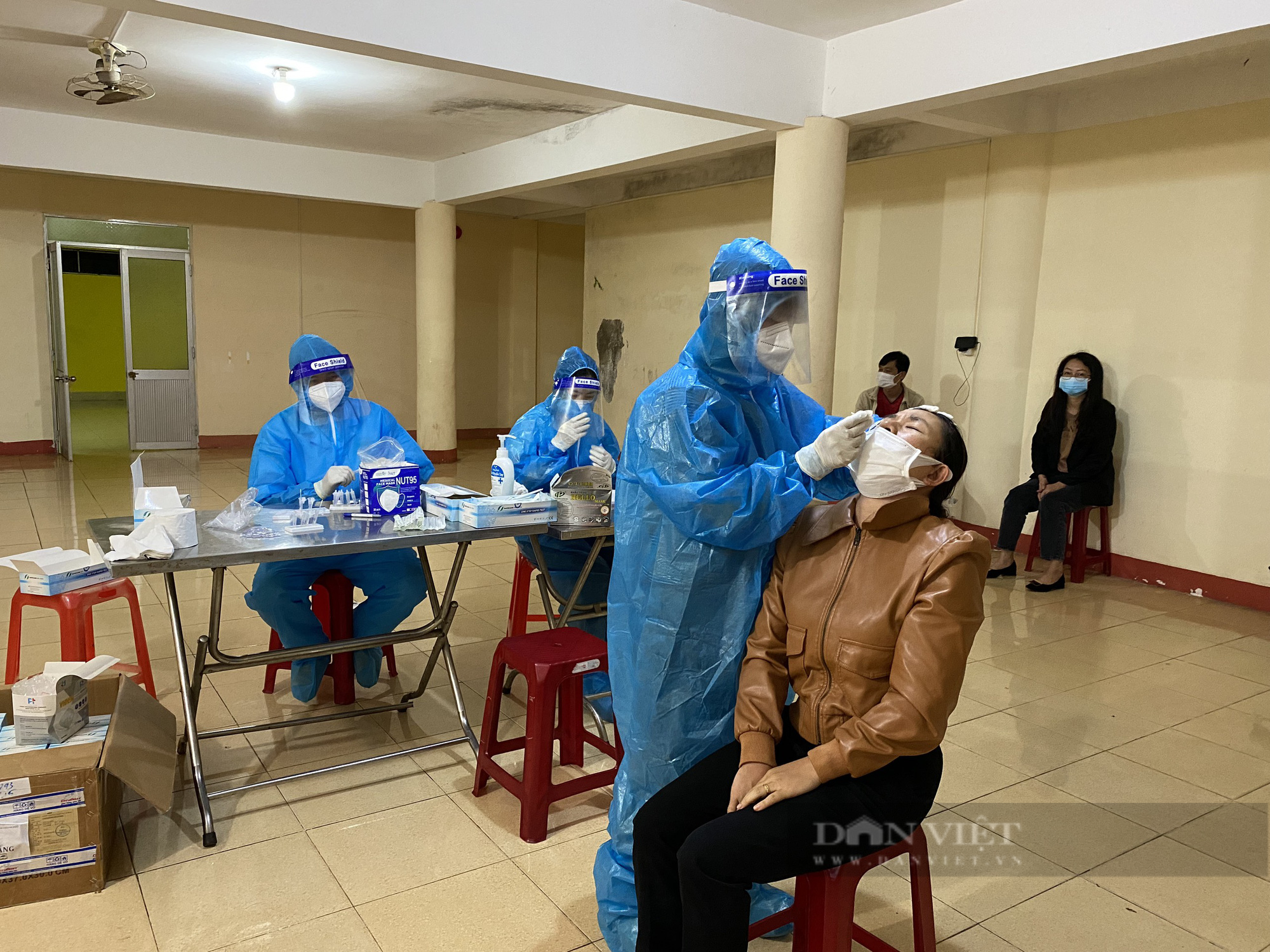 Đắk Nông xuất hiện ổ dịch Covid-19 chưa rõ nguồn lây, phong tỏa toàn bộ TP.Gia Nghĩa, xét nghiệm xuyên đêm - Ảnh 4.