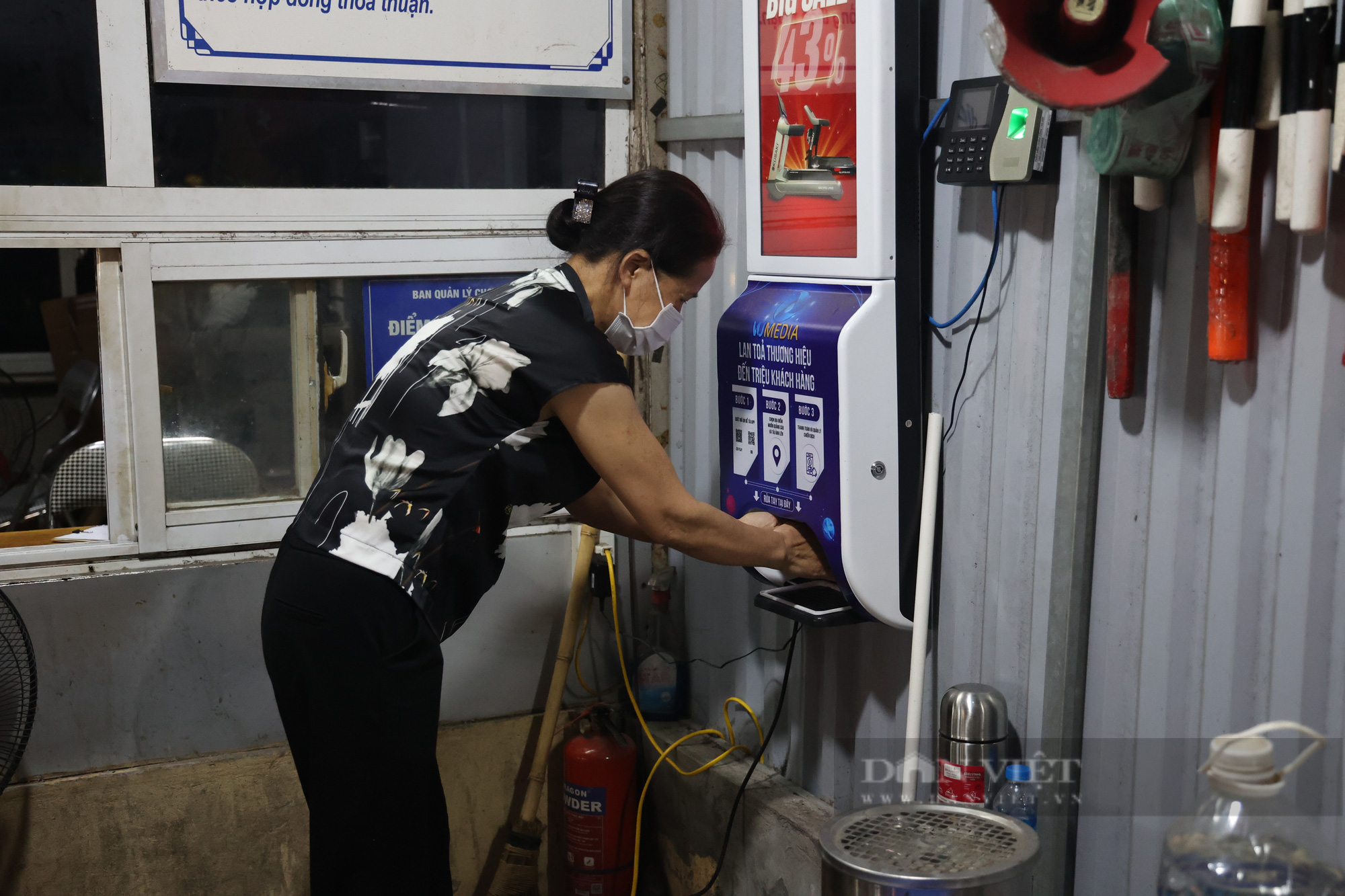 Chợ đầu mối Long Biên: Đa dạng cách phòng, chống dịch Covid-19 - Ảnh 4.