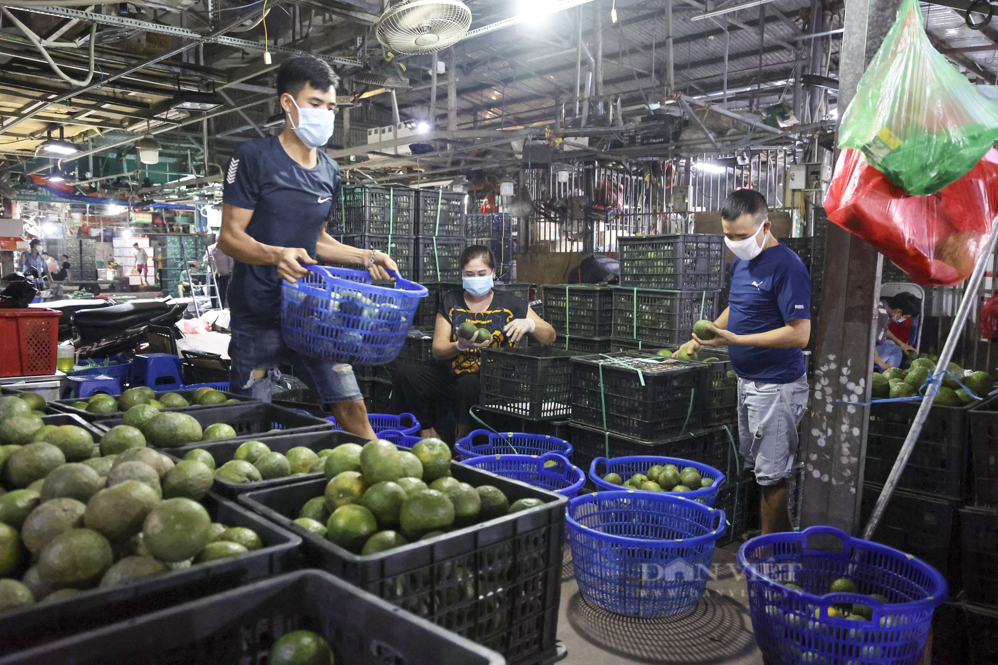 Chợ đầu mối Long Biên: Đa dạng cách phòng, chống dịch Covid-19 - Ảnh 7.