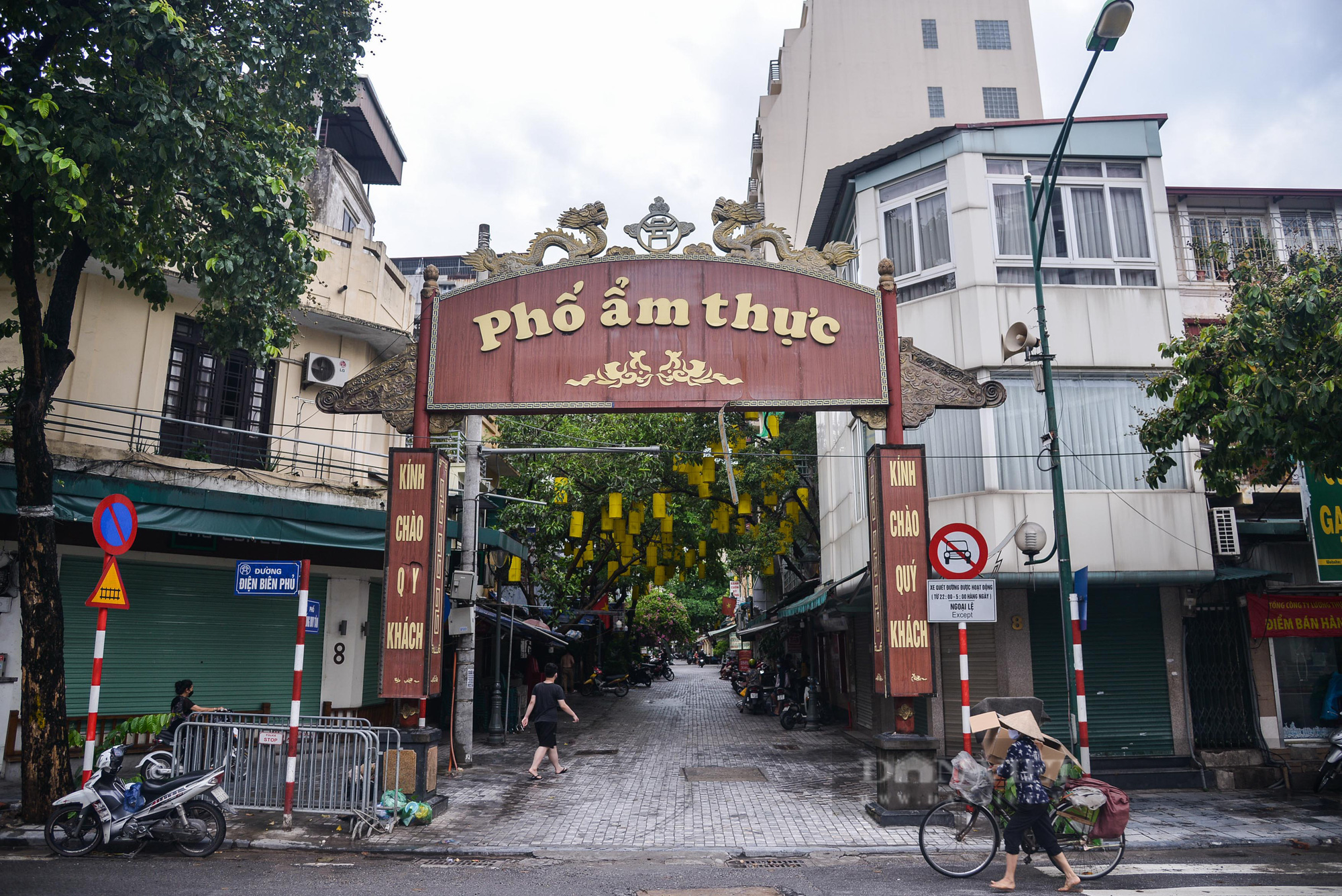 Hà Nội chiều 23/7, đường phố vắng lặng đến lạ thường - Ảnh 9.