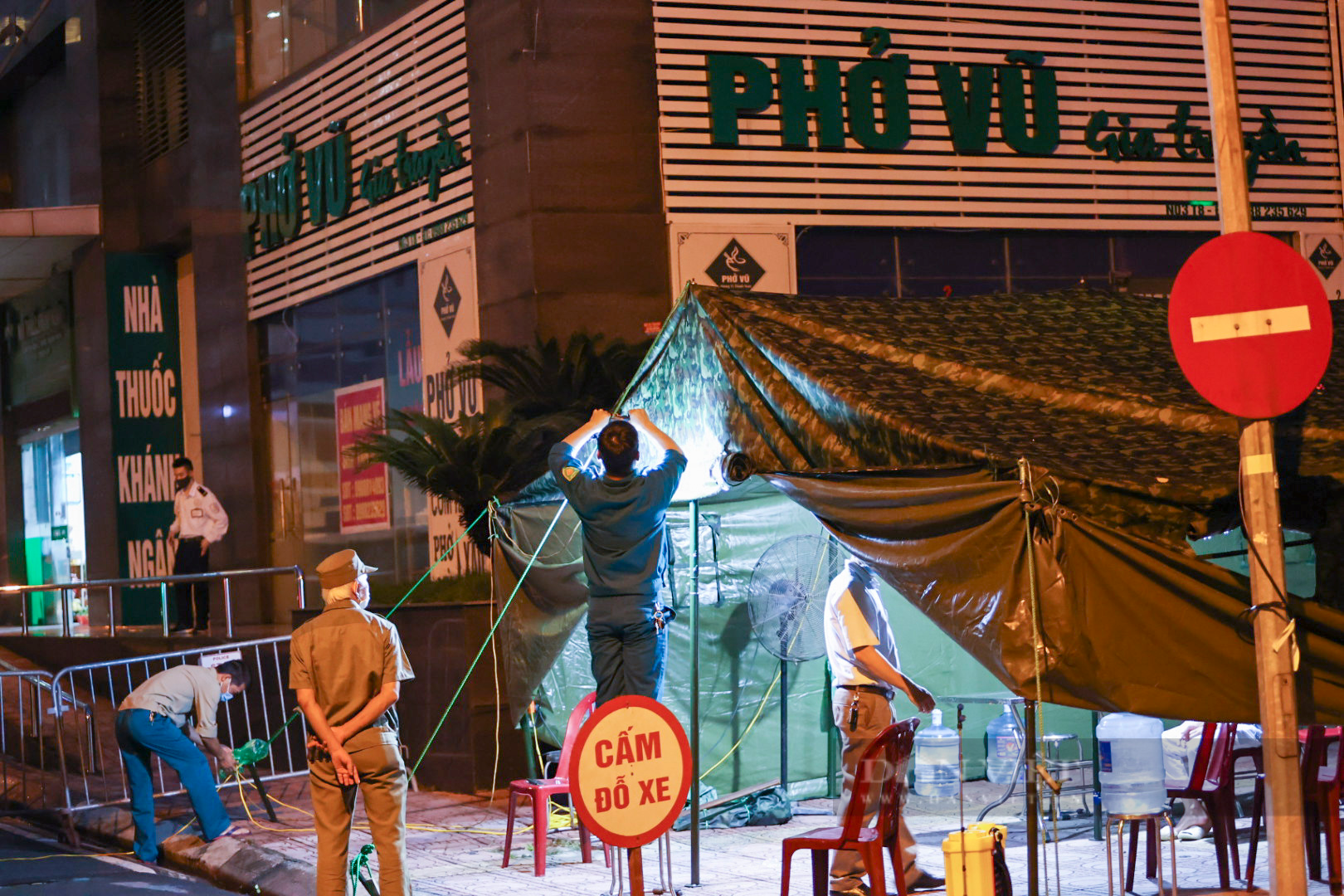 Hà Nội tiếp tục phong tỏa nhiều chung cư có ca mắc Covid-19 - Ảnh 7.