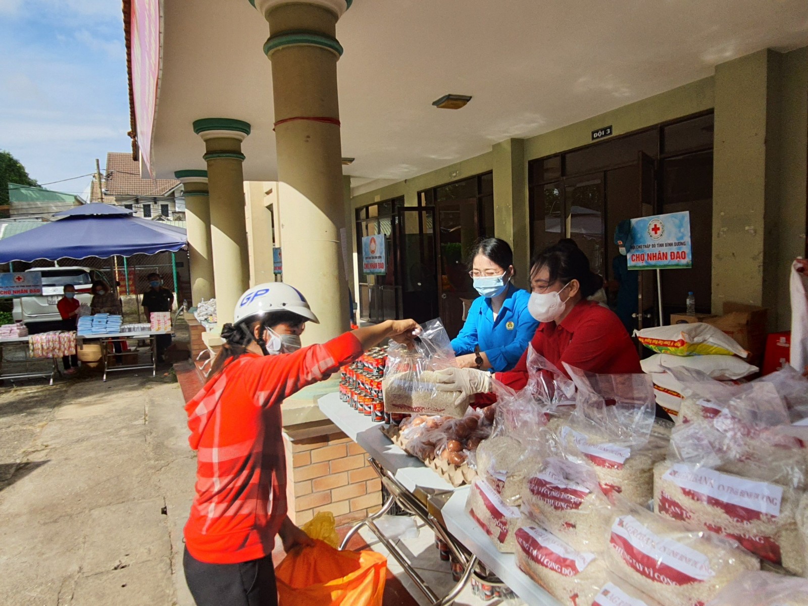 Bình Dương: Phiên chợ nhân đạo, chợ online 0 đồng trong khu cách ly  - Ảnh 1.