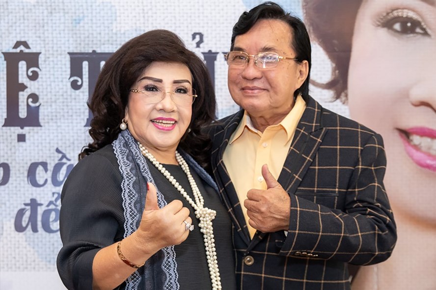 NSND Lệ Thủy và Thanh Tuấn thời hoàng kim: Hát ở giữa ruộng vì không đủ chỗ - Ảnh 1.