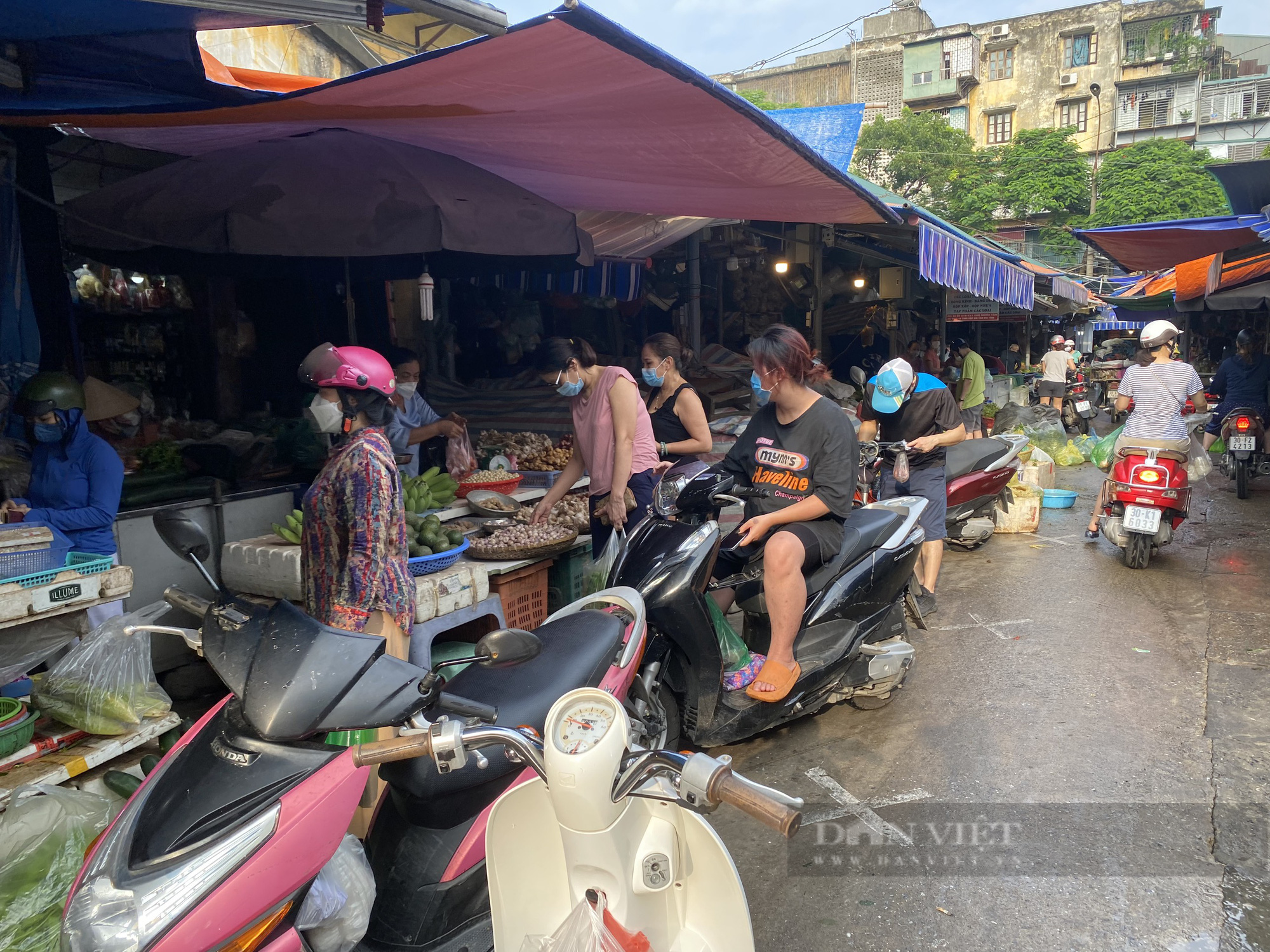 Hà Nội áp dụng Chỉ thị 16 ngày đầu tiên, không còn cảnh đổ xô mua hàng hóa - Ảnh 1.