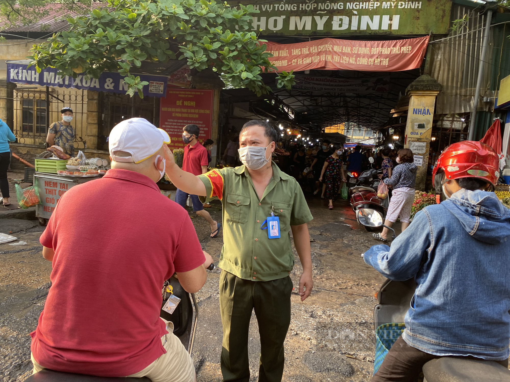 Hà Nội áp dụng Chỉ thị 16 ngày đầu tiên, không còn cảnh đổ xô mua hàng hóa - Ảnh 2.