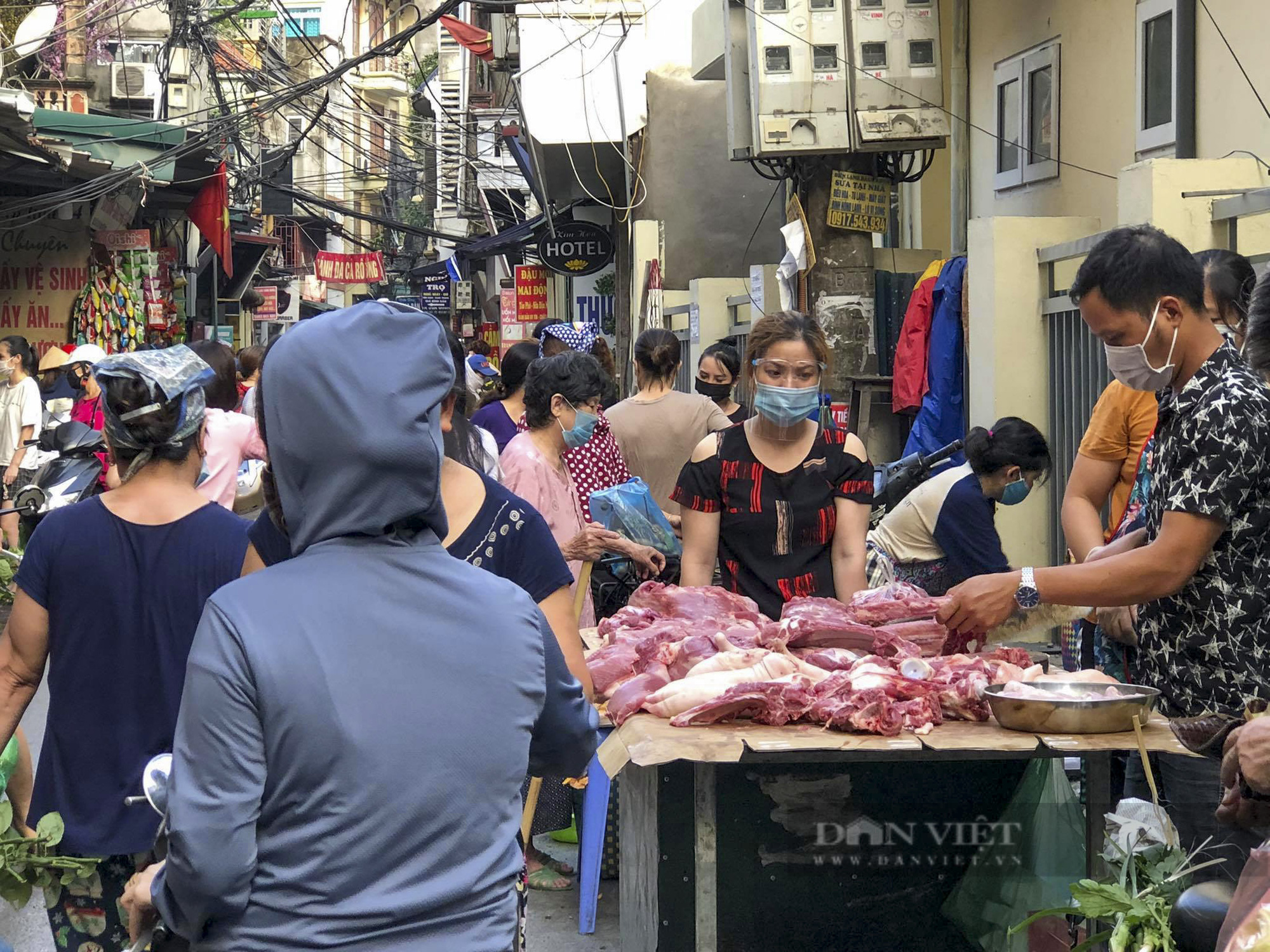 Người dân dậy sớm đi chợ sau chỉ thị 16 giãn cách xã hội của Hà Nội - Ảnh 7.