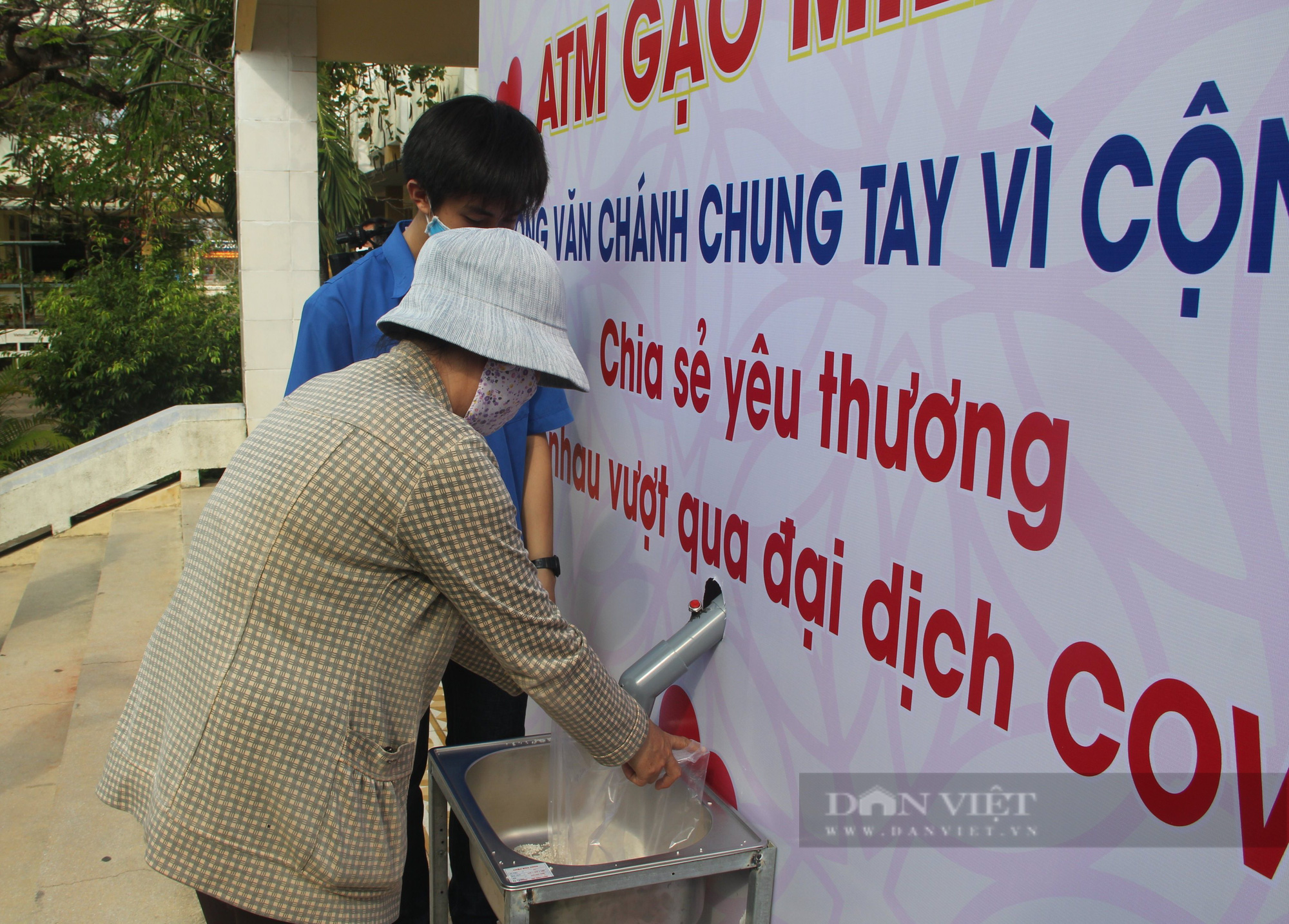 Phú Yên: ATM gạo đầu tiên giữa giãn cách xã hội theo Chỉ thị 16 - Ảnh 2.