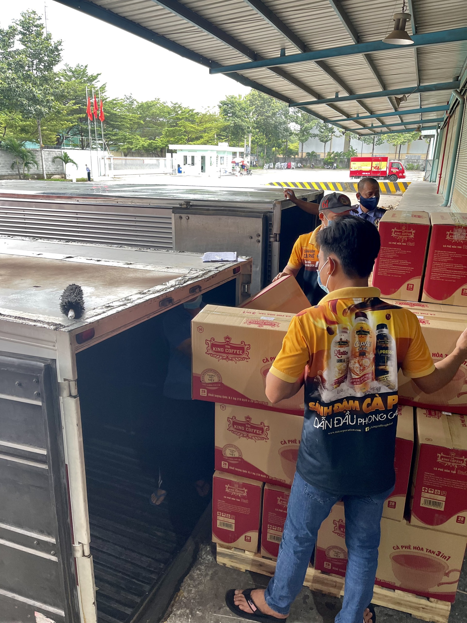 TNI King Coffee tiếp tục hỗ trợ các y bác sĩ tuyến đầu chống dịch tại TP.HCM và Bình Dương - Ảnh 6.