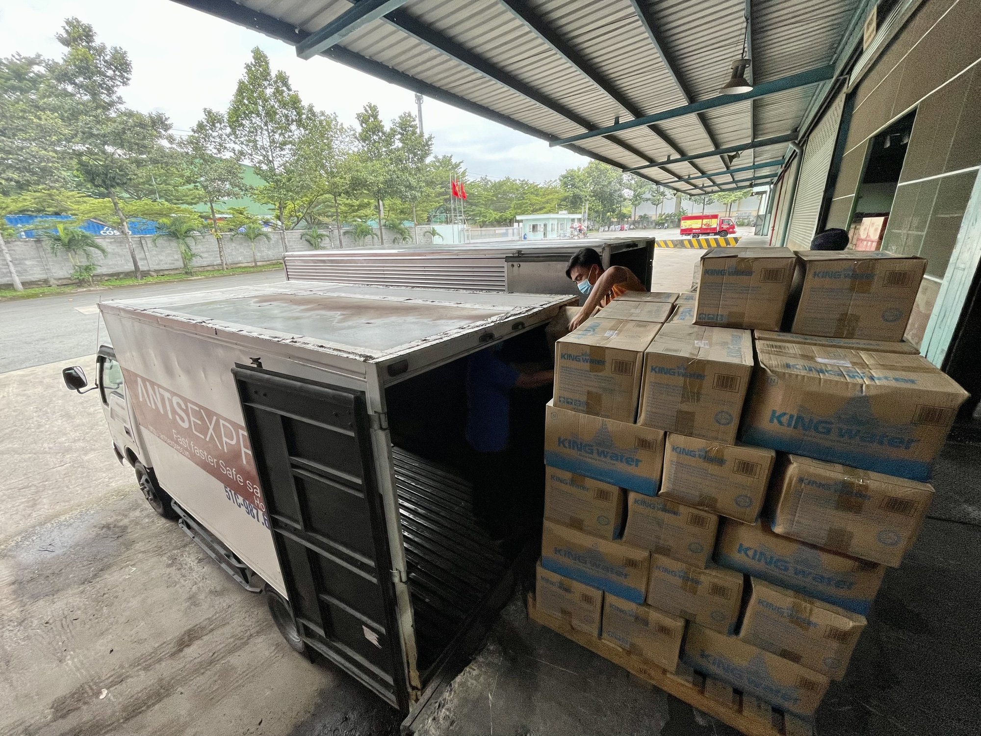 TNI King Coffee tiếp tục hỗ trợ các y bác sĩ tuyến đầu chống dịch tại TP.HCM và Bình Dương - Ảnh 11.