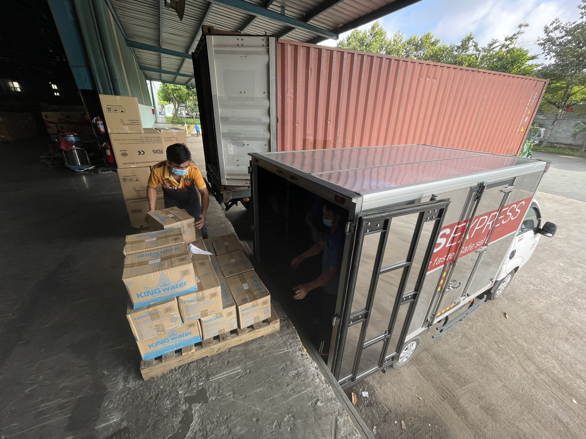 TNI King Coffee tiếp tục hỗ trợ các y bác sĩ tuyến đầu chống dịch tại TP.HCM và Bình Dương - Ảnh 12.