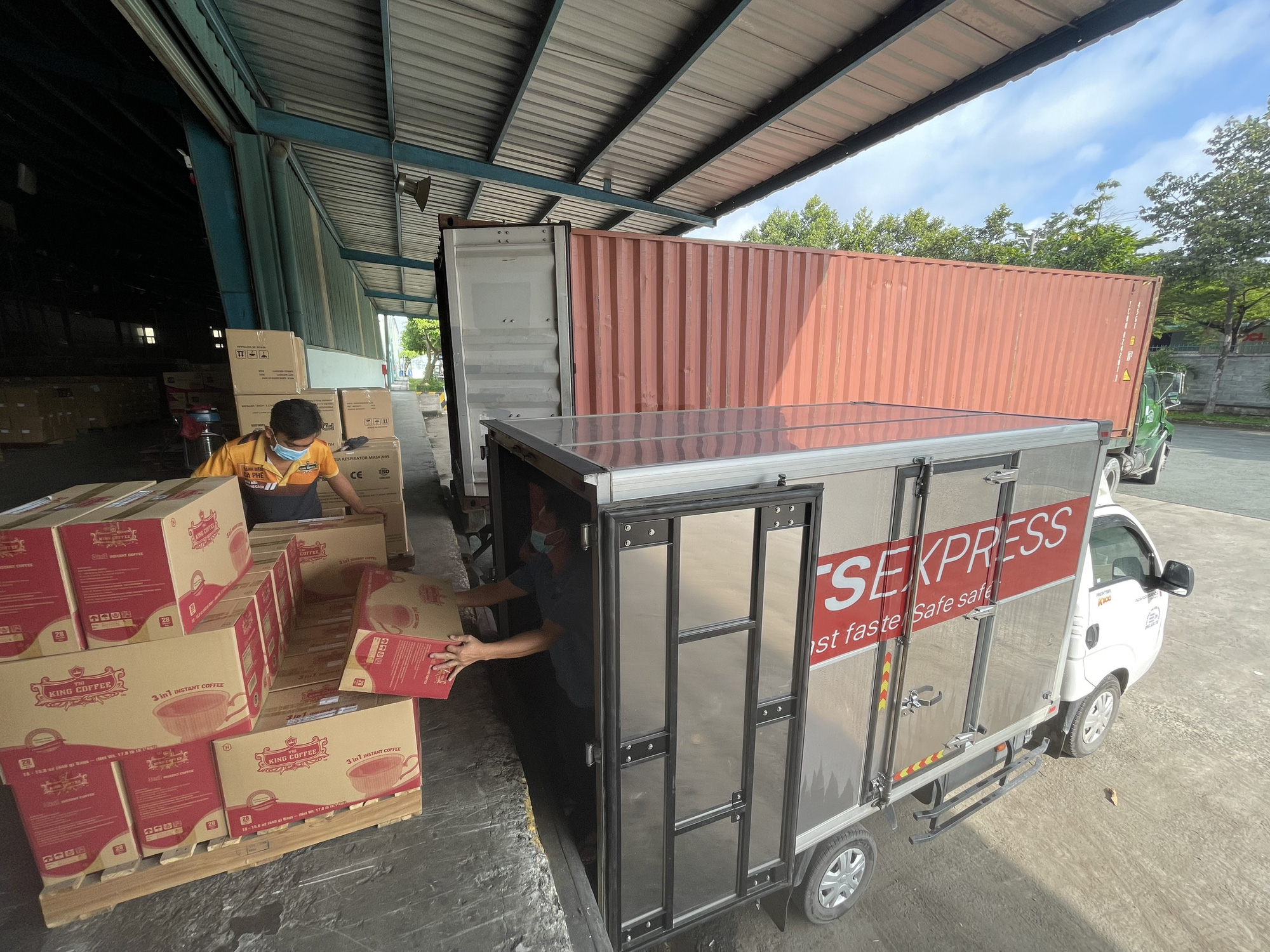 TNI King Coffee tiếp tục hỗ trợ các y bác sĩ tuyến đầu chống dịch tại TP.HCM và Bình Dương - Ảnh 9.