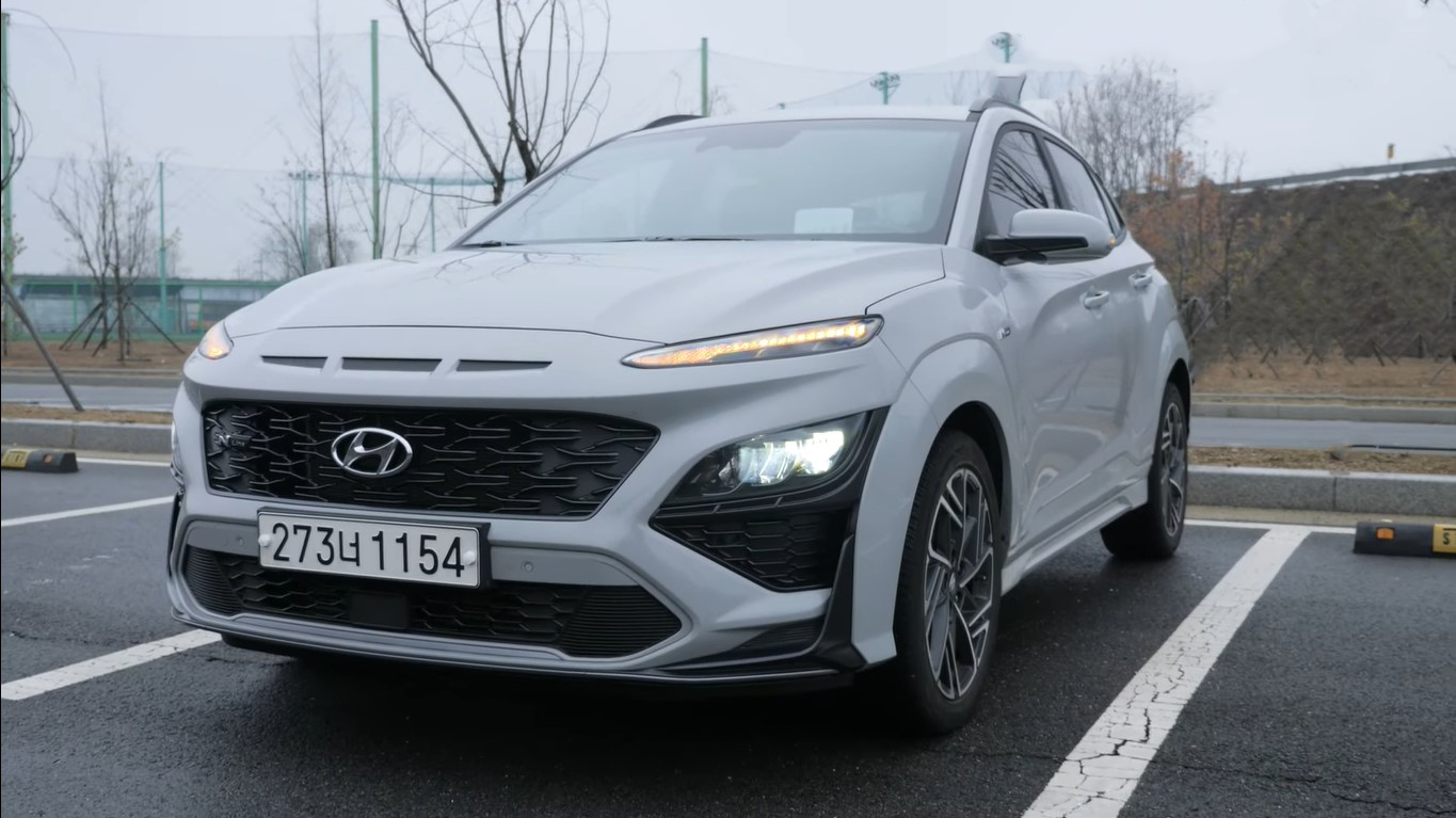 “Bóc tách” Hyundai Kona 2021, nữ Youtuber xinh đẹp đánh giá bất ngờ - Ảnh 1.