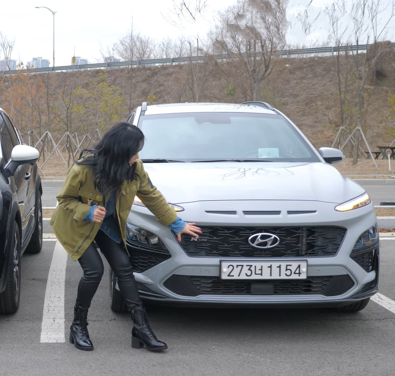 “Bóc tách” Hyundai Kona 2021, nữ Youtuber xinh đẹp đánh giá bất ngờ - Ảnh 2.