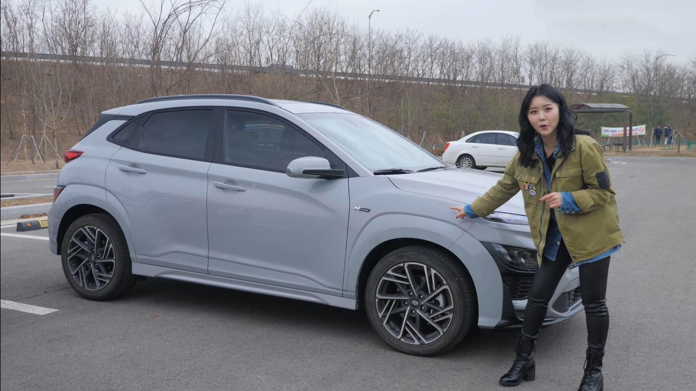“Bóc tách” Hyundai Kona 2021, nữ Youtuber xinh đẹp đánh giá bất ngờ - Ảnh 3.
