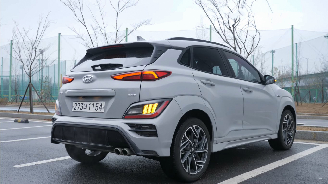 “Bóc tách” Hyundai Kona 2021, nữ Youtuber xinh đẹp đánh giá bất ngờ - Ảnh 4.