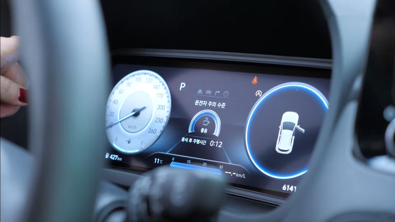 “Bóc tách” Hyundai Kona 2021, nữ Youtuber xinh đẹp đánh giá bất ngờ - Ảnh 6.