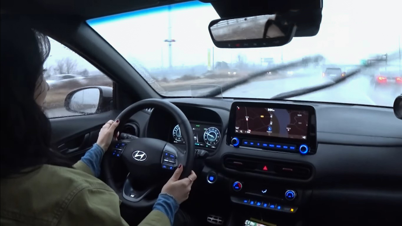 “Bóc tách” Hyundai Kona 2021, nữ Youtuber xinh đẹp đánh giá bất ngờ - Ảnh 8.