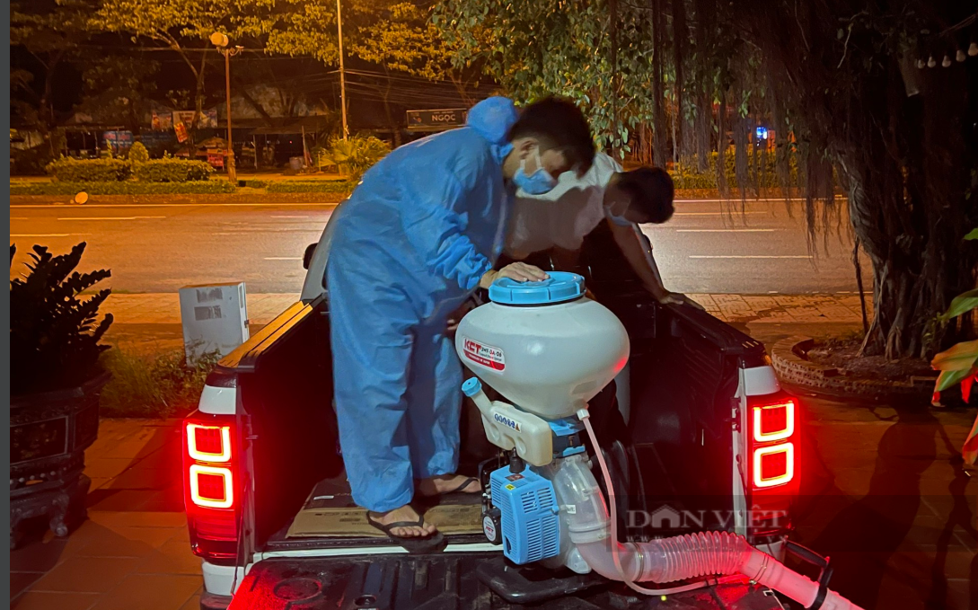 Đồng Nai: Biệt đội “ba chiến sỹ” tình nguyện phun xịt khử khuẩn khắp Long Thọ - Ảnh 1.