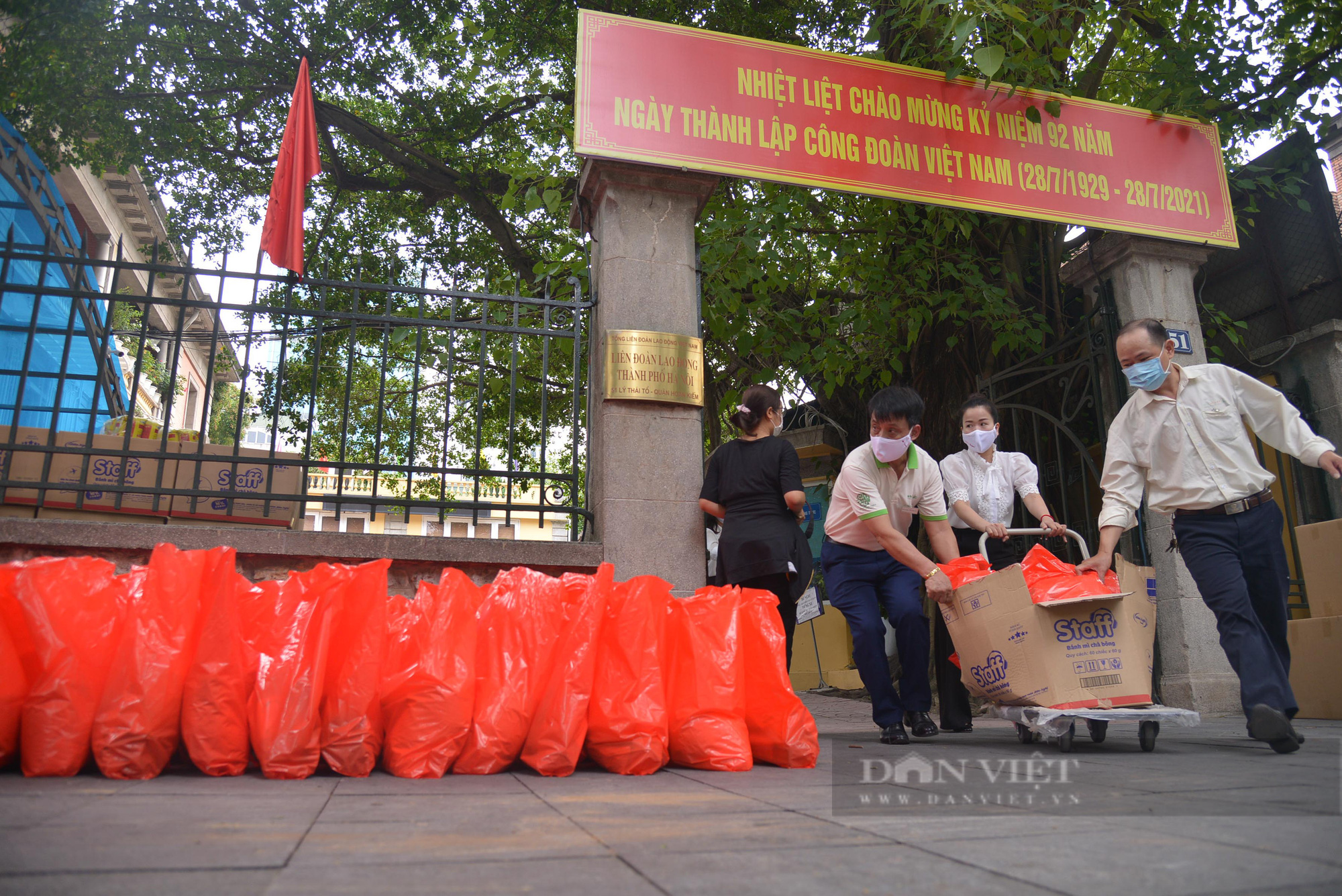 Cận cảnh “Xe buýt siêu thị 0 đồng” đầu tiên phục vụ CNLĐ khu công nghiệp Hà Nội - Ảnh 2.