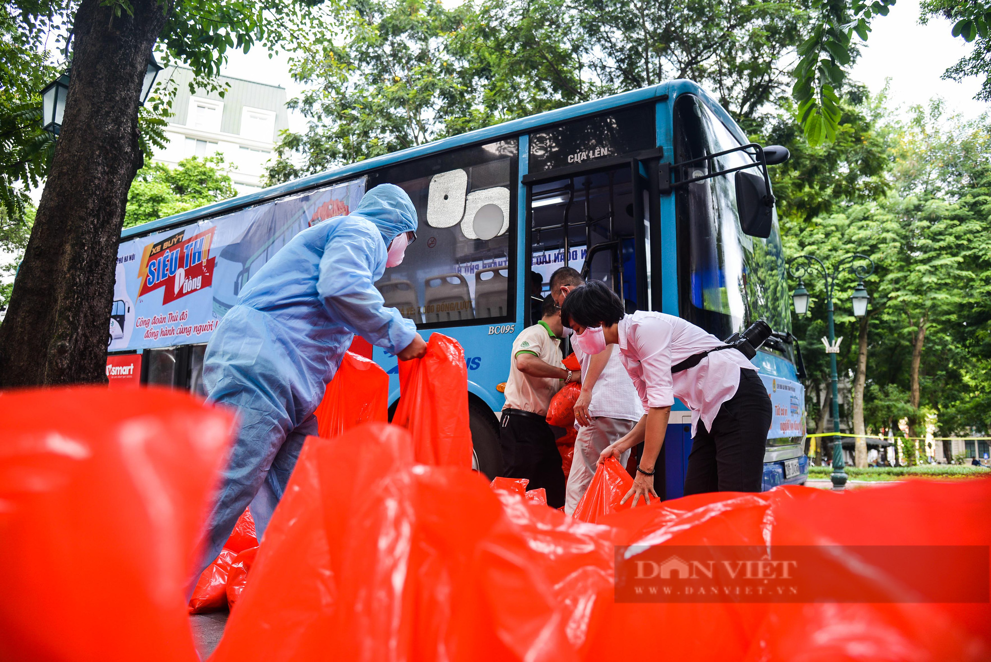 Cận cảnh “Xe buýt siêu thị 0 đồng” đầu tiên phục vụ CNLĐ khu công nghiệp Hà Nội - Ảnh 3.