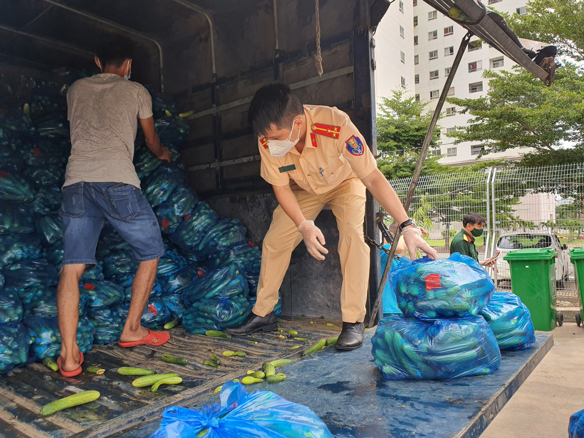 TP.HCM: Không chỉ xuyên đêm làm nhiệm vụ tại các chốt, CSGT còn có thêm việc làm ý nghĩa này - Ảnh 2.