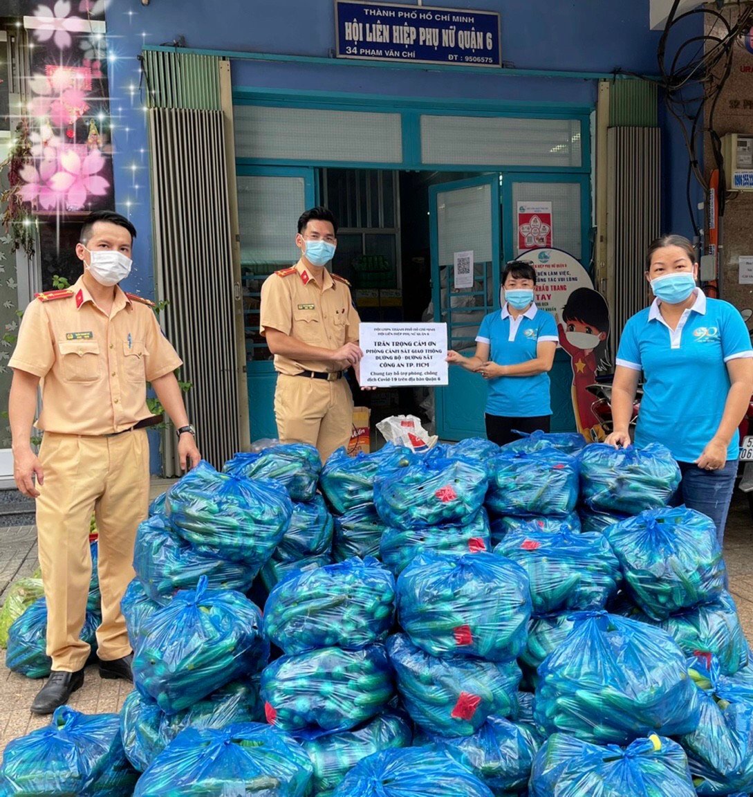 TP.HCM: Không chỉ xuyên đêm làm nhiệm vụ tại các chốt, CSGT còn có thêm việc làm ý nghĩa này - Ảnh 4.