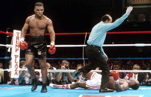 Mike Tyson &quot;trả thù&quot; cho Muhammad Ali, đánh đối thủ... nhập viện - Ảnh 3.