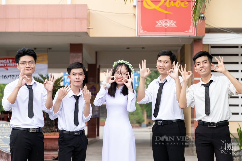 Chuyện thú vị về thủ khoa khối D tỉnh: Bị bạn than phiền nói quá nhiều, thích đứng trước trụ sở công an - Ảnh 3.