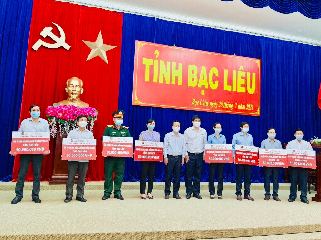 Agribank Chi nhánh Bạc Liêu ủng hộ 400 triệu đồng cho công tác phòng, chống Covid-19 - Ảnh 1.