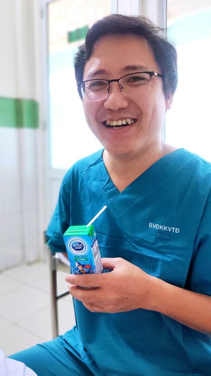 VẠN LY SỮA, VẠN YÊU THƯƠNG CỦA CÔ GÁI HÀ LAN GÓP SỨC CÙNG TP.HCM VÀ BÌNH DƯƠNG CHỐNG DỊCH - Ảnh 1.