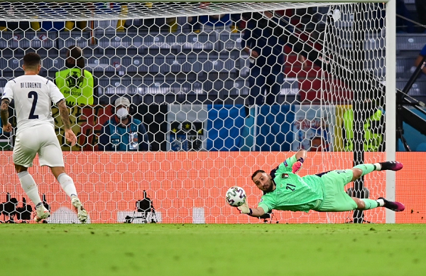 Donnarumma hóa người nhện ở trận gặp Bỉ.