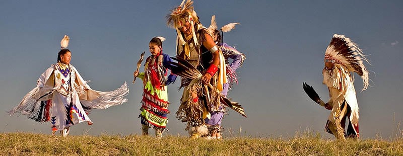 Mỹ: Đàn ông đa thê bộ lạc Sioux nổi tiếng với “thuốc tình yêu” và hôn lễ “quấn chăn” - Ảnh 1.